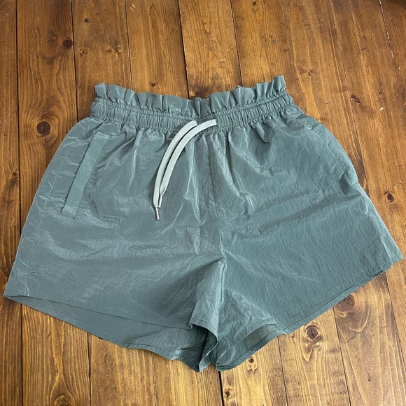 Varley Womens size small Tulair high rise shorts green - Picture 1 of 6